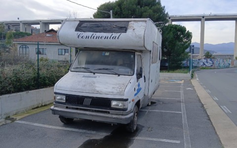 Un misterioso camper senza targa abbandonato da un carro attrezzi sull’argine del Prino a Imperia