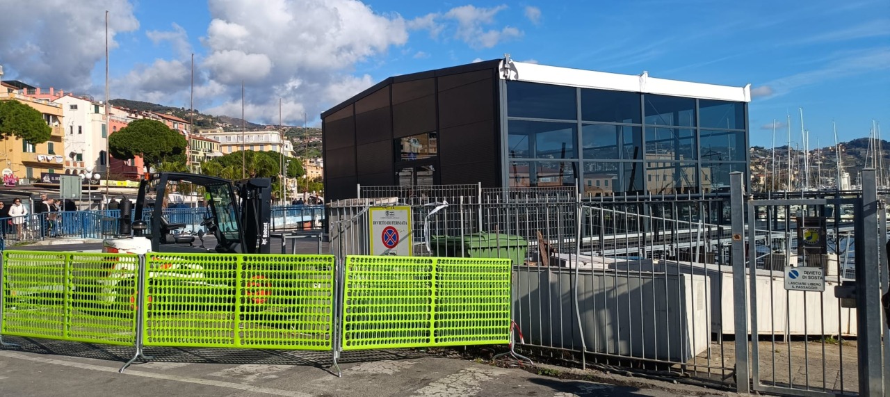 Una casa di vetro al porto per eventi Festival