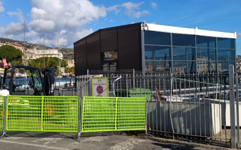 Una casa di vetro al porto per eventi Festival