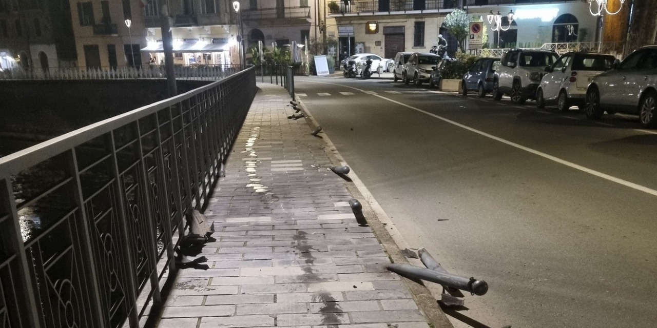 Automobilista “distratto” abbatte una decina di paletti attraversando Dolceacqua. Ironia social