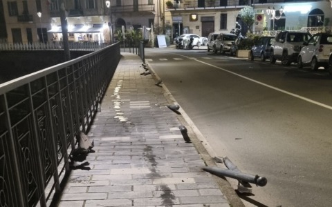 Automobilista “distratto” abbatte una decina di paletti attraversando Dolceacqua. Ironia social