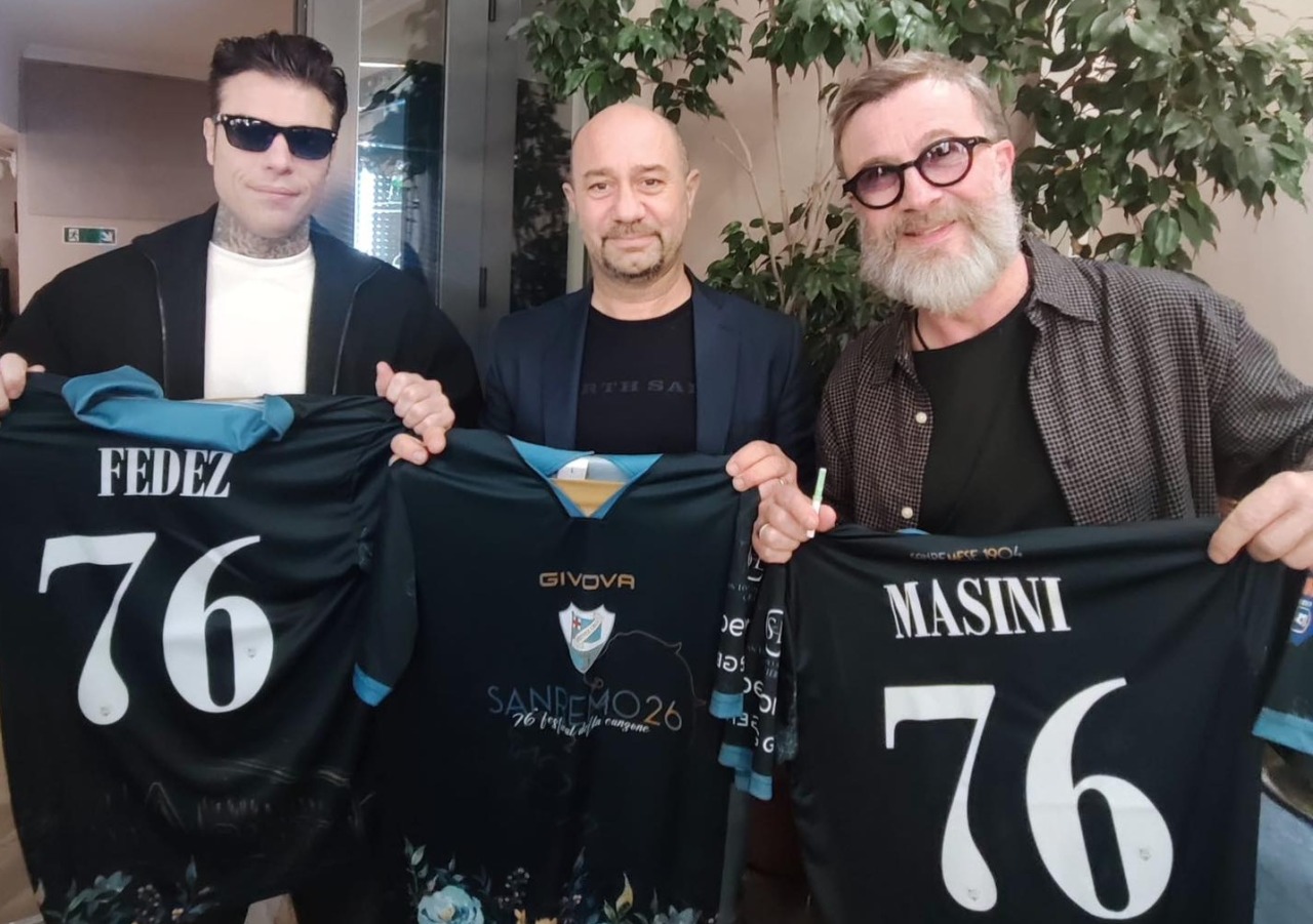 Fedez e Masini a sorpresa con la maglia della Sanremese n° 76 che celebra il Festival
