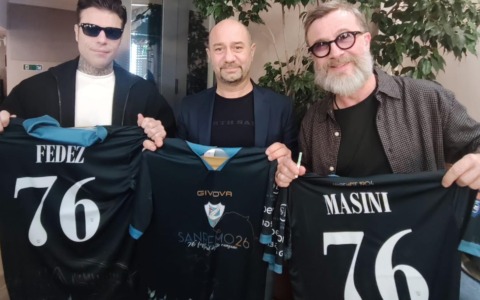 Fedez e Masini a sorpresa con la maglia della Sanremese n° 76 che celebra il Festival