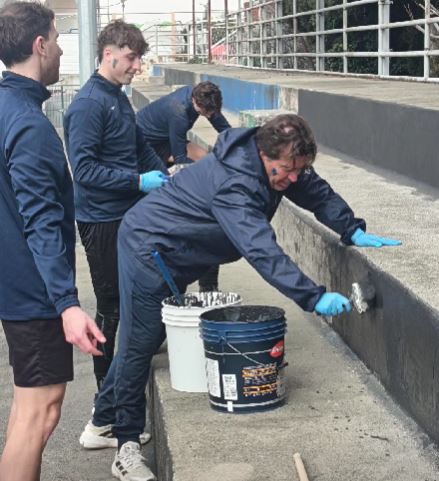 Mister e calciatori dell’Imperia dipingono di neroazzurro le gradinate del Ciccione