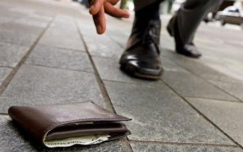 Trova un portafogli per strada e lo consegna alla Polizia locale: “Esiste ancora l’onestà”