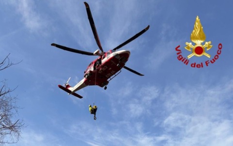 Cade in moto, 25enne in elisoccorso al Santa Corona