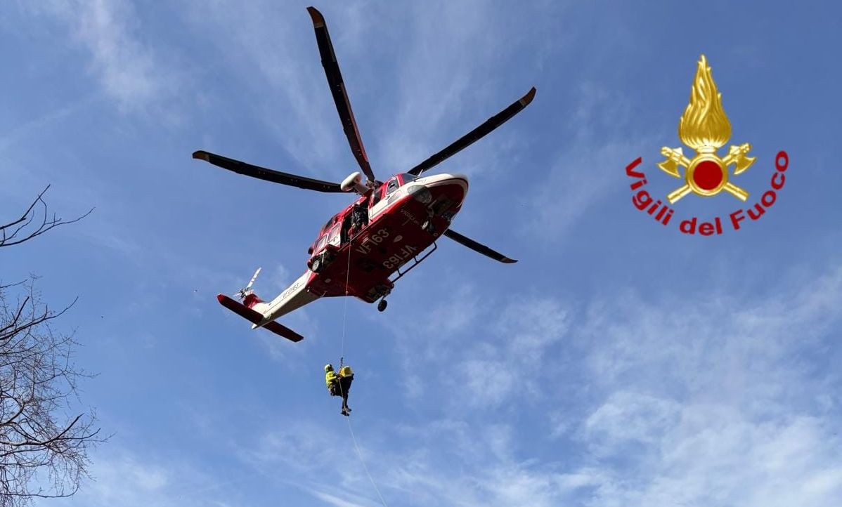Cade in moto, 25enne in elisoccorso al Santa Corona