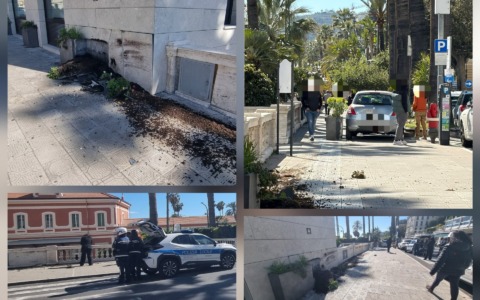 Centra una fioriera con l’auto e la trascina sul marciapiede