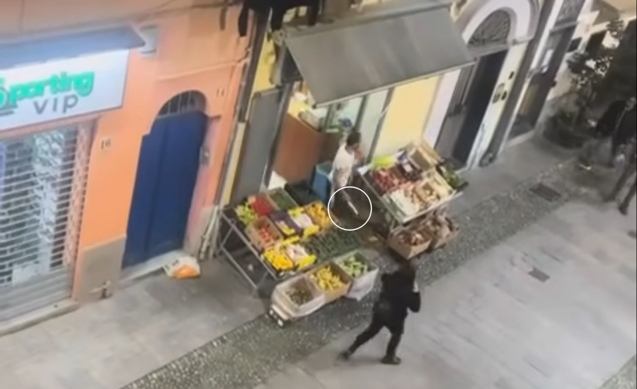 Lite tra stranieri a Sanremo, negoziante esce armato di coltello. Il video su Vannacci è virale