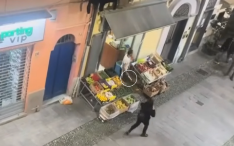Lite tra stranieri a Sanremo, negoziante esce armato di coltello. Il video su Vannacci è virale