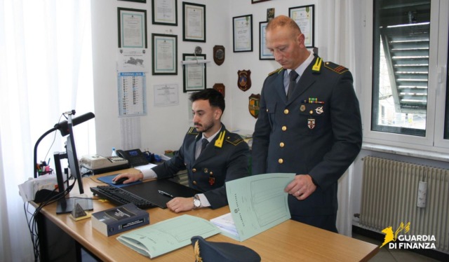 Dietro la ragazza del sito di incontri c’è un truffatore che lo ricatta per le foto hard