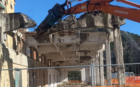 A Vallecrosia è partita la demolizione dell’ex Mercato dei fiori