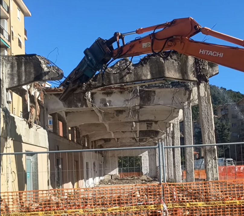 A Vallecrosia è partita la demolizione dell’ex Mercato dei fiori