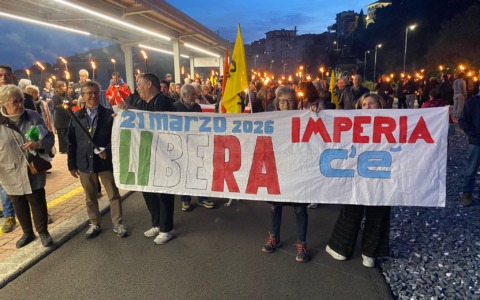“100 passi verso il 21 marzo”. A Imperia fiaccolata per le vittime della mafia