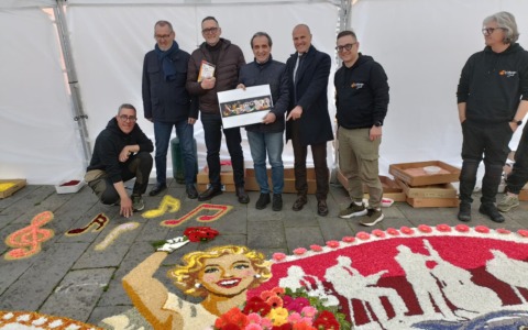 Inaugurata l’infiorata di Spello in Piazza Nota