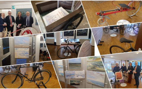 Bici, quadri e mare per la mostra “Pedalando sulle onde”