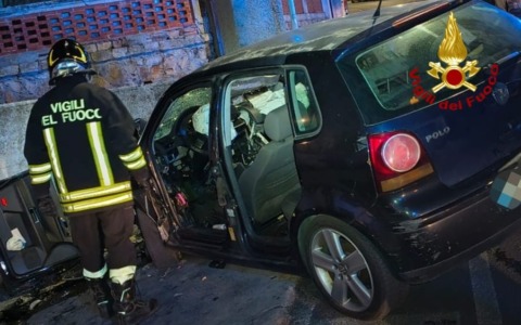 Auto si schianta contro un muro nella notte a Imperia