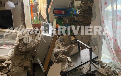 Mezzo di Amaie Energia sfonda parete di una casa