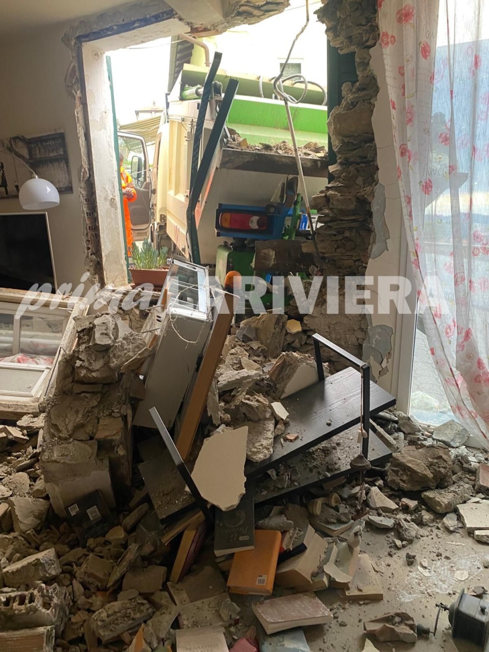 Mezzo di Amaie Energia sfonda parete di una casa