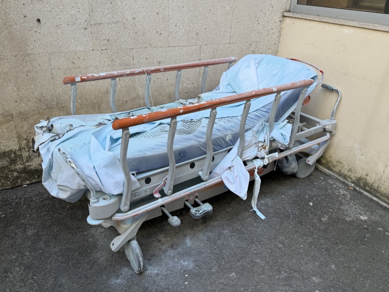 Ubriaco da fuoco alla barella in pronto soccorso