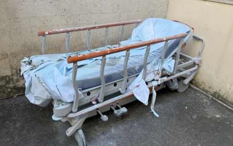 Ubriaco da fuoco alla barella in pronto soccorso