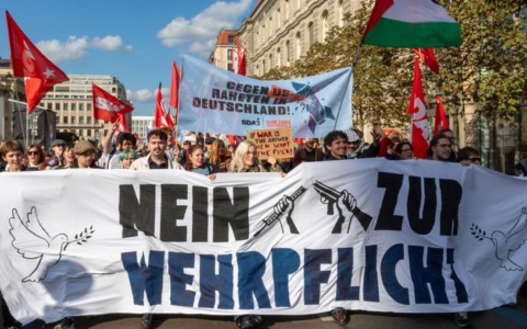 Studenti in piazza contro il riarmo dell’Occidente. «Al prezzo di una fregata si recuperano 7mila scuole»