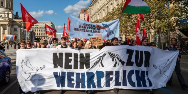 Studenti in piazza contro il riarmo dell’Occidente. «Al prezzo di una fregata si recuperano 7mila scuole»