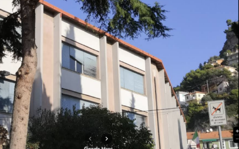 Tre aule allagate per colpa dei lavori alle scuole Biancheri, genitori infuriati