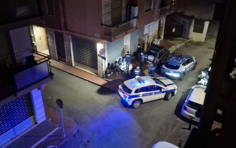 Blitz della polizia in via Hanbury per un gruppo stranieri che dormiva in un garage