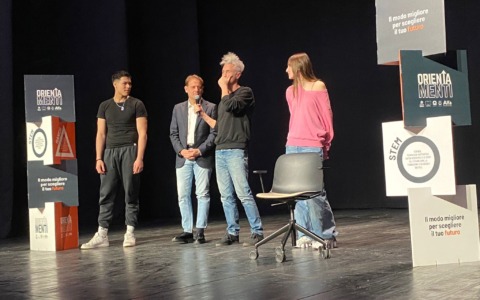 Vincenzo Schettini al Teatro Cavour davanti a 1.200 studenti: “Le materie scientifiche sono la chiave per capire il futuro”