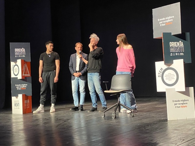 Vincenzo Schettini al Teatro Cavour davanti a 1.200 studenti: “Le materie scientifiche sono la chiave per capire il futuro”