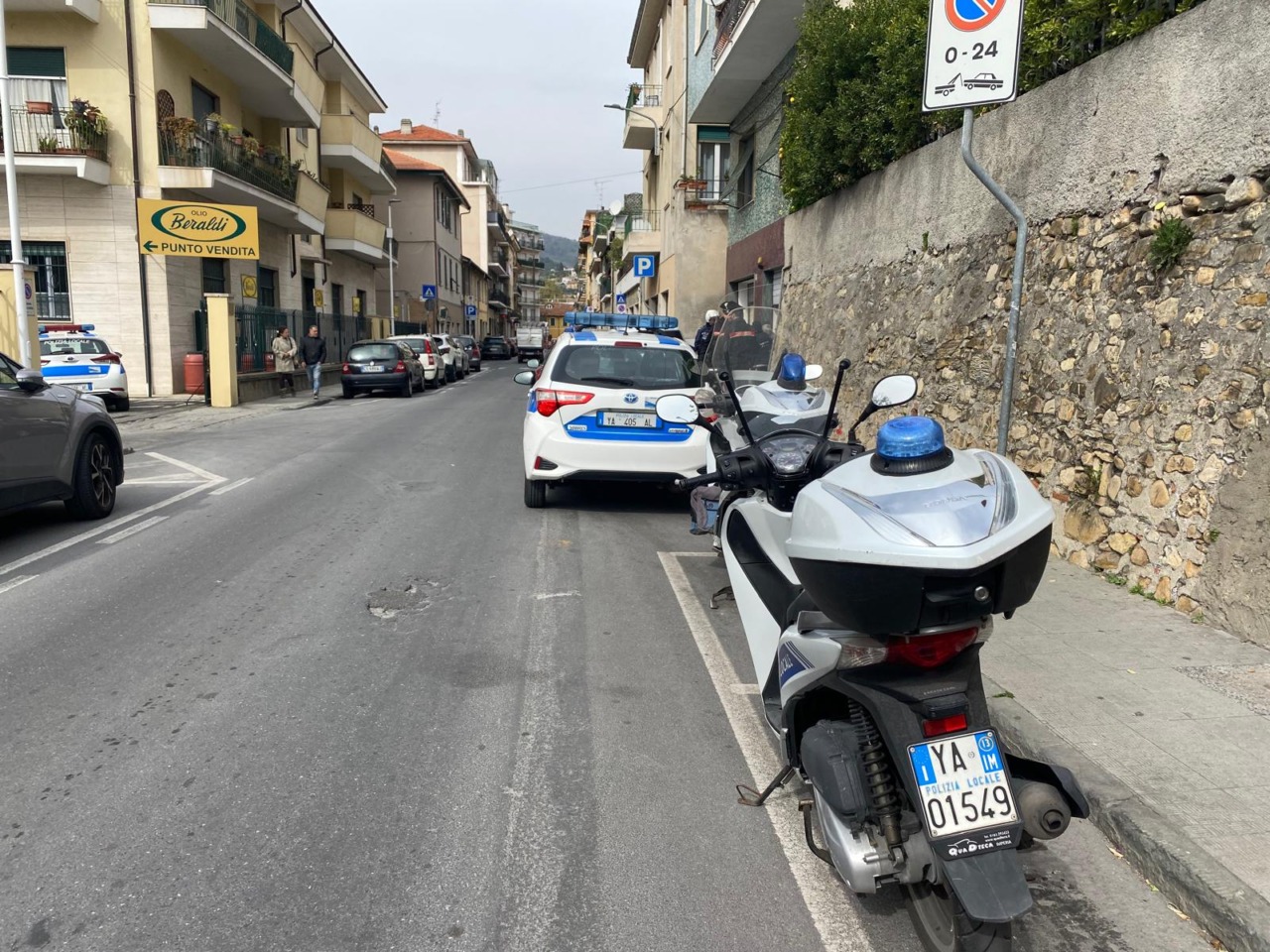 Ragazza cade dal quarto piano, è gravissima