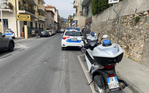 Ragazza cade dal quarto piano, è gravissima