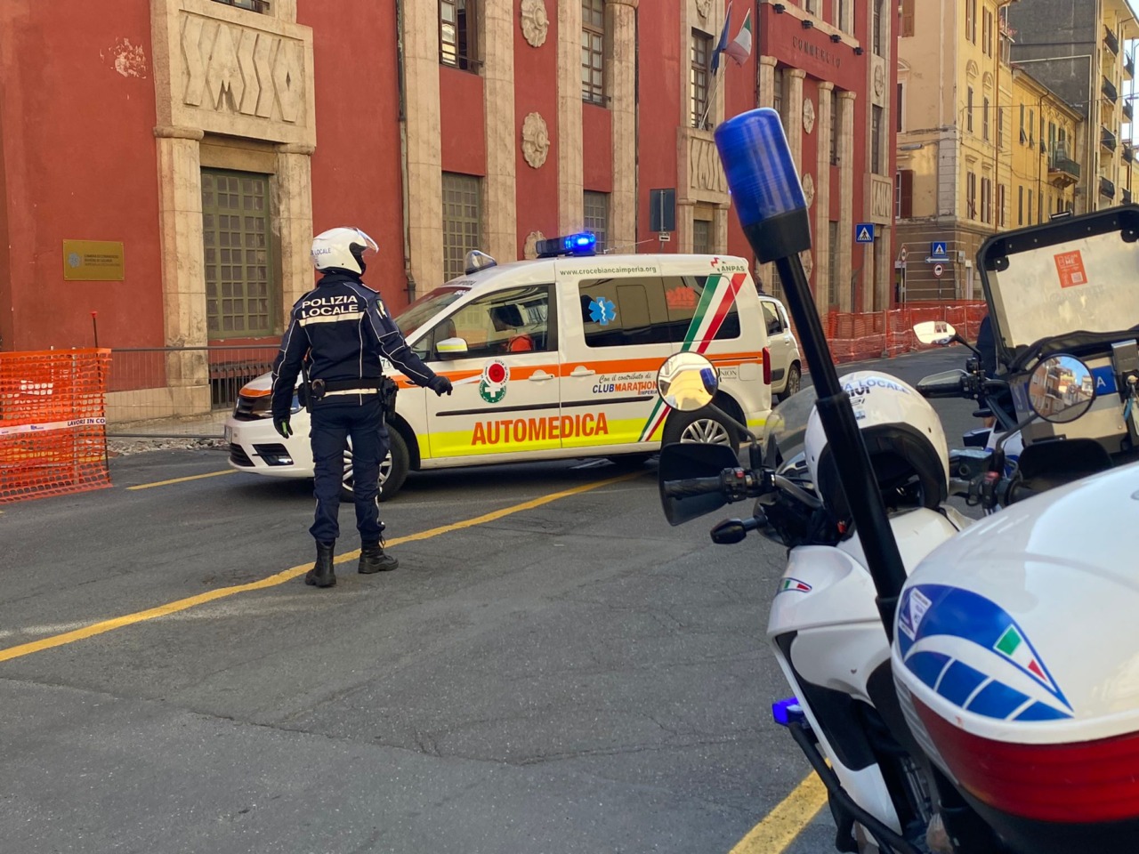 Sbuca tra le auto, pedone travolto da una moto in centro a Imperia