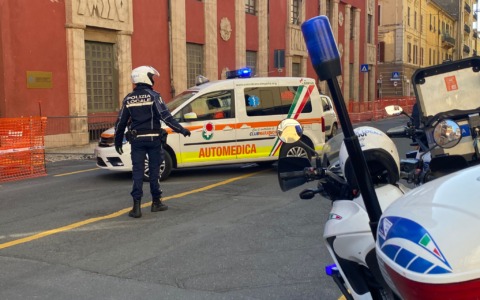 Sbuca tra le auto, pedone travolto da una moto in centro a Imperia