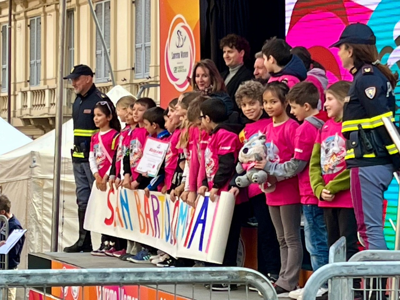 Classe terza di San Bartolomeo al Mare premiata alla Milano Sanremo