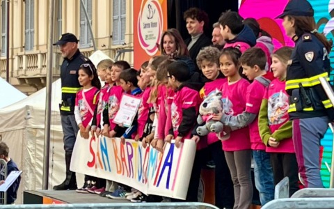 Classe terza di San Bartolomeo al Mare premiata alla Milano Sanremo