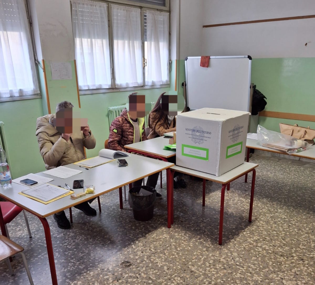 Sezione al freddo, scrutatori con le giacche