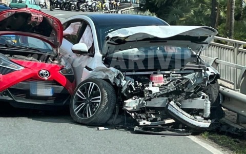 Scontro tra due auto sull’Aurelia, sul posto anche i vigili del fuoco