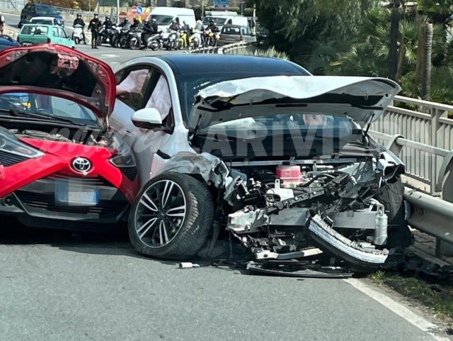 Scontro tra due auto sull’Aurelia, sul posto anche i vigili del fuoco