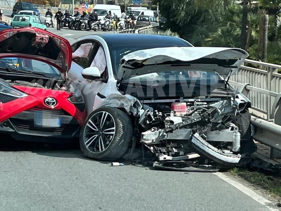 Scontro tra due auto sull’Aurelia, sul posto anche i vigili del fuoco