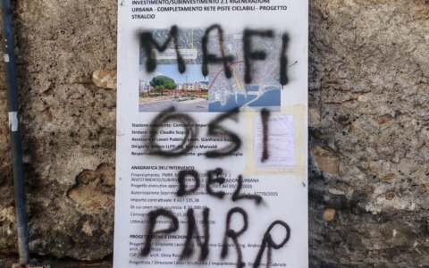 “Mafiosi del Pnrr”: scritte contro la ciclabile a Oneglia