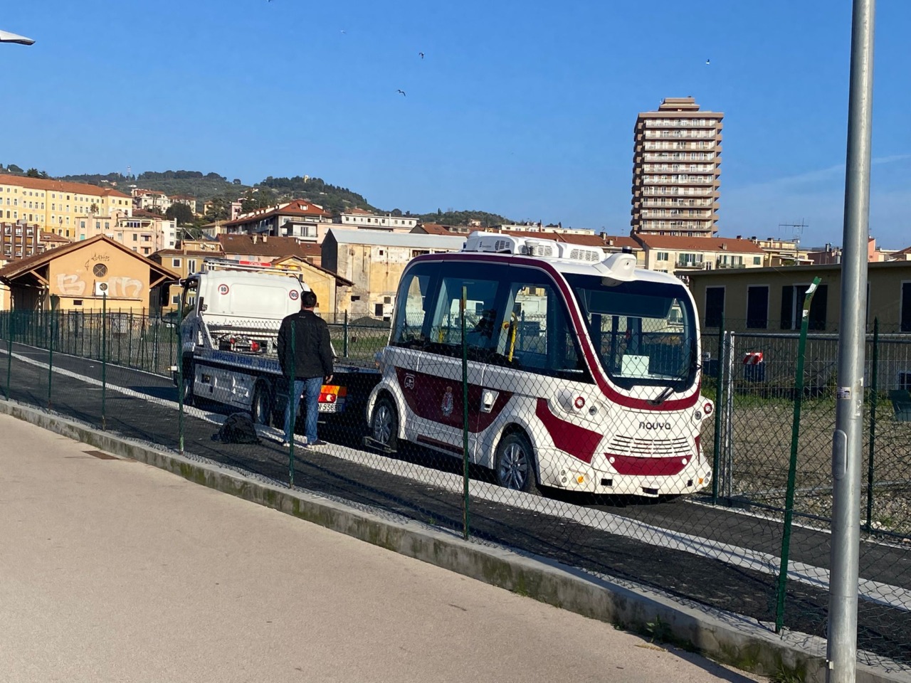 Navetta a guida autonoma buca sulla ciclabile. «Fallimento da 5 milioni di euro»