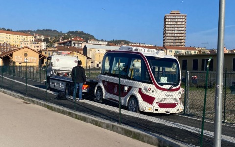 Navetta a guida autonoma buca sulla ciclabile. «Fallimento da 5 milioni di euro»