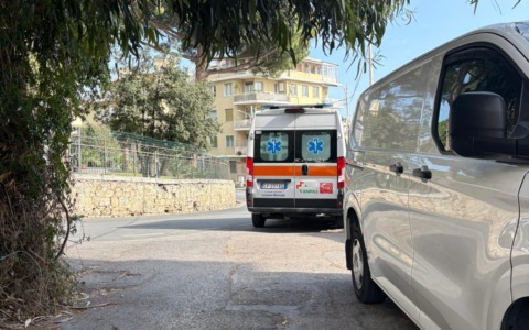 Parcheggio selvaggio blocca ambulanza in Strada Solaro a Sanremo
