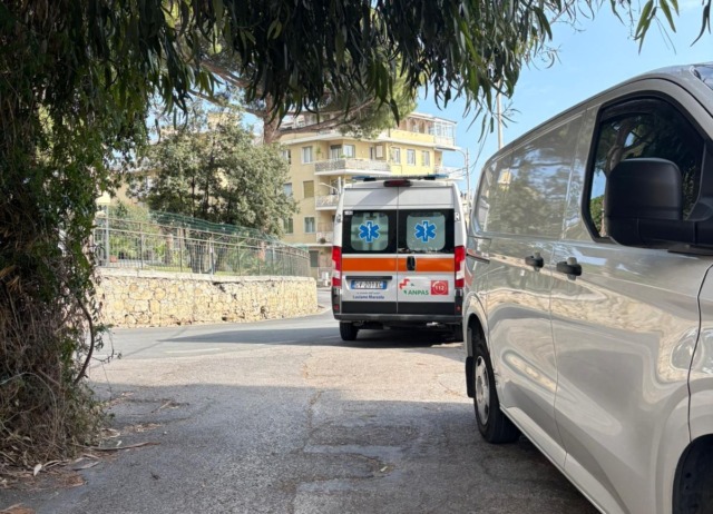 Parcheggio selvaggio blocca ambulanza in Strada Solaro a Sanremo