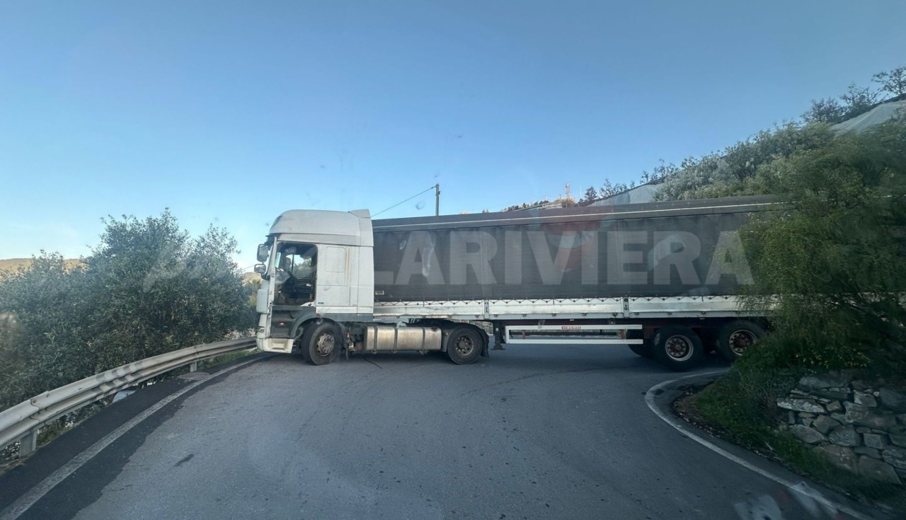 Chiusa per un tir di traverso strada rotabile Caponero a Sanremo
