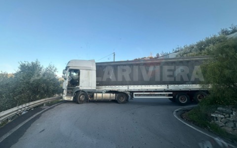 Chiusa per un tir di traverso strada rotabile Caponero a Sanremo
