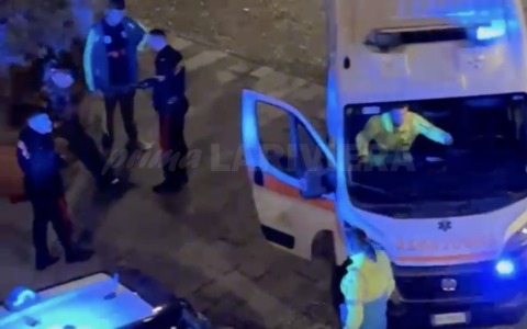 Due giovani aggrediti e feriti da fendenti in piazza San Siro a Sanremo. Video
