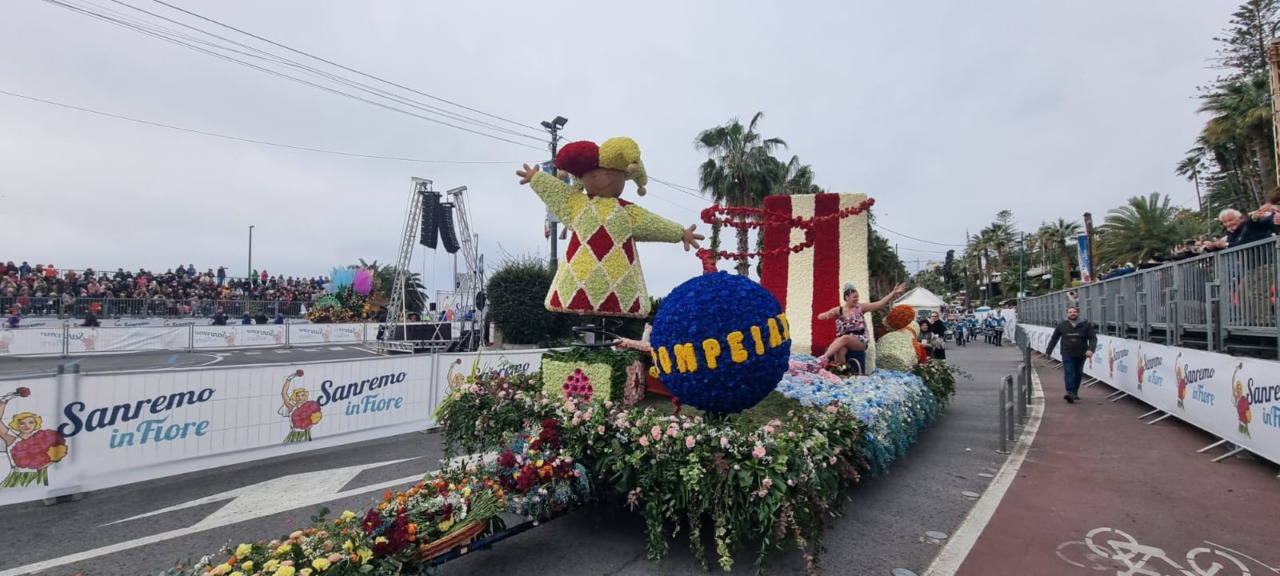 Corso Fiorito, polemica sul carro di Pompeiana: il sindaco Lanteri critica la giuria e poi si scusa